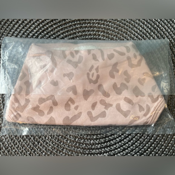 Kyte Baby Bamboo Blush Leopard Bib New in package - Picture 3 of 4